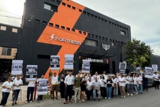 Trabajadores de empresas de limpieza y seguridad realizan un reclamo pacífico frente al gimnasio Fortress en la ciudad de Santa Fe por presuntos pagos efectuados con cheques rechazados.