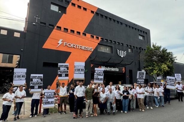Trabajadores de empresas de limpieza y seguridad realizan un reclamo pacífico frente al gimnasio Fortress en la ciudad de Santa Fe por presuntos pagos efectuados con cheques rechazados.