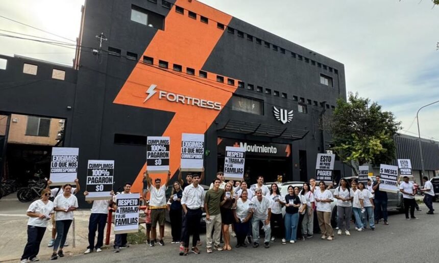 Trabajadores de empresas de limpieza y seguridad realizan un reclamo pacífico frente al gimnasio Fortress en la ciudad de Santa Fe por presuntos pagos efectuados con cheques rechazados.
