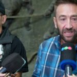 El director de Investigación Criminal brinda detalles sobre un operativo antidrogas con elementos secuestrados exhibidos como evidencia.