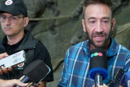 El director de Investigación Criminal brinda detalles sobre un operativo antidrogas con elementos secuestrados exhibidos como evidencia.