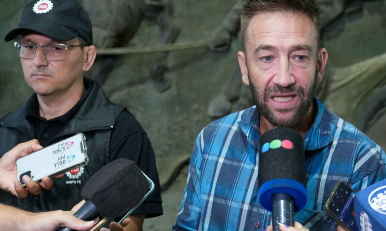 El director de Investigación Criminal brinda detalles sobre un operativo antidrogas con elementos secuestrados exhibidos como evidencia.