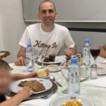Nahuel Gallo junto a su esposa e hijo durante el reencuentro familiar tras su regreso a la Argentina luego de 448 días detenido en Venezuela.