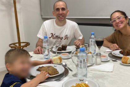 Nahuel Gallo junto a su esposa e hijo durante el reencuentro familiar tras su regreso a la Argentina luego de 448 días detenido en Venezuela.