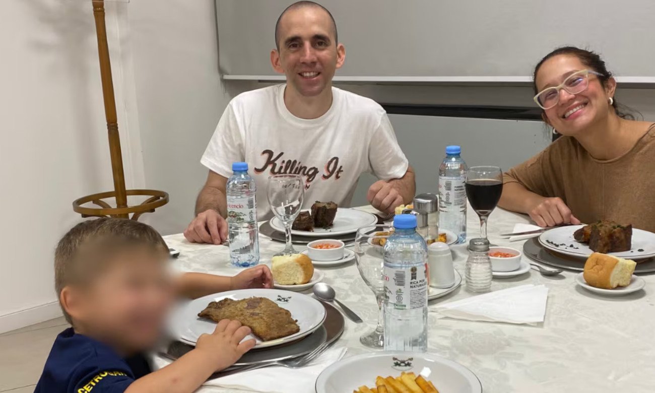 Nahuel Gallo junto a su esposa e hijo durante el reencuentro familiar tras su regreso a la Argentina luego de 448 días detenido en Venezuela.