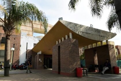 Vista de archivo del ingreso al hospital de niños Orlando Alassia de la ciudad de Santa Fe, uno de los principales centros de salud pediátrica de referencia en la provincia.