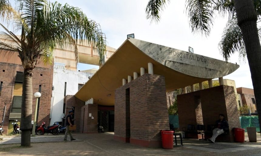 Vista de archivo del ingreso al hospital de niños Orlando Alassia de la ciudad de Santa Fe, uno de los principales centros de salud pediátrica de referencia en la provincia.