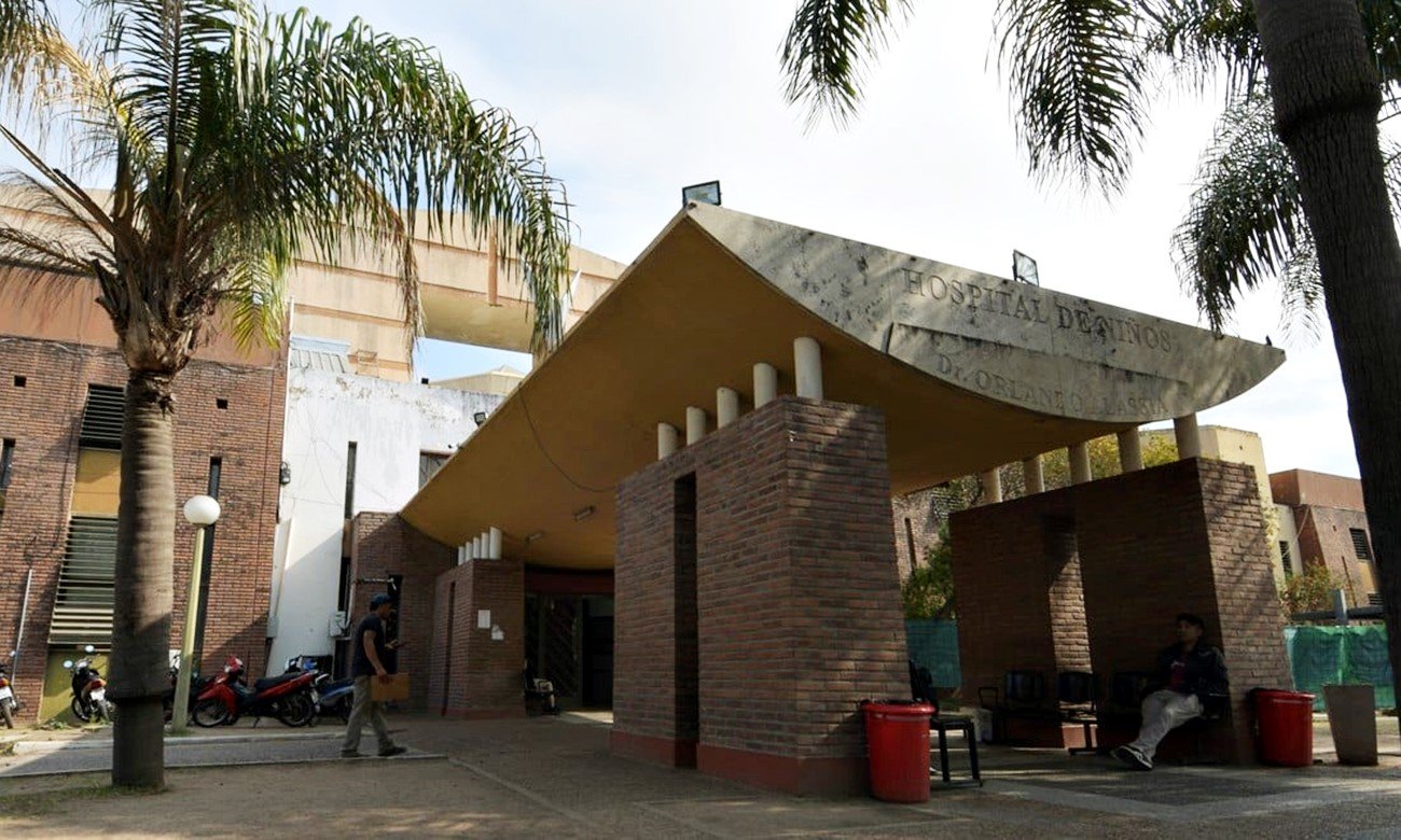 Vista de archivo del ingreso al hospital de niños Orlando Alassia de la ciudad de Santa Fe, uno de los principales centros de salud pediátrica de referencia en la provincia.