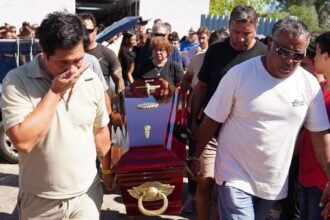 En un clima de respeto y conmoción, seres queridos dan el último adiós a Ian junto a la comunidad que lo acompañó.