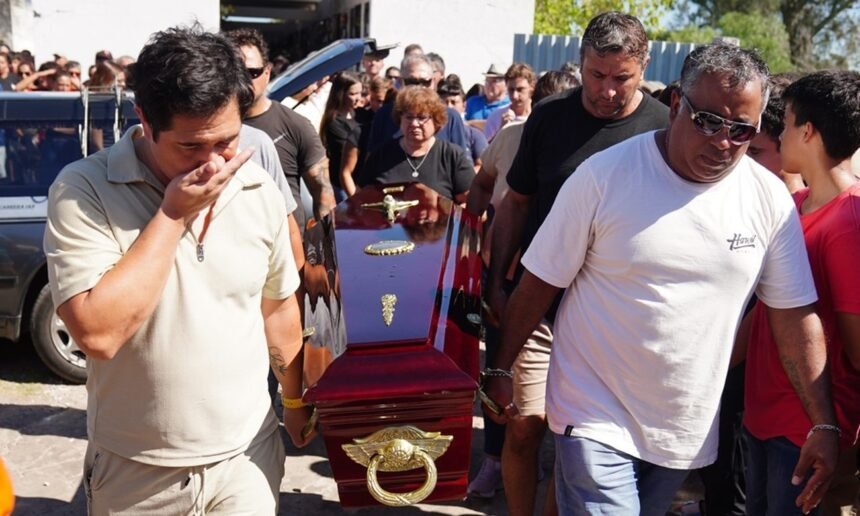 En un clima de respeto y conmoción, seres queridos dan el último adiós a Ian junto a la comunidad que lo acompañó.