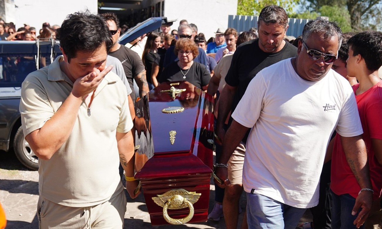 En un clima de respeto y conmoción, seres queridos dan el último adiós a Ian junto a la comunidad que lo acompañó.