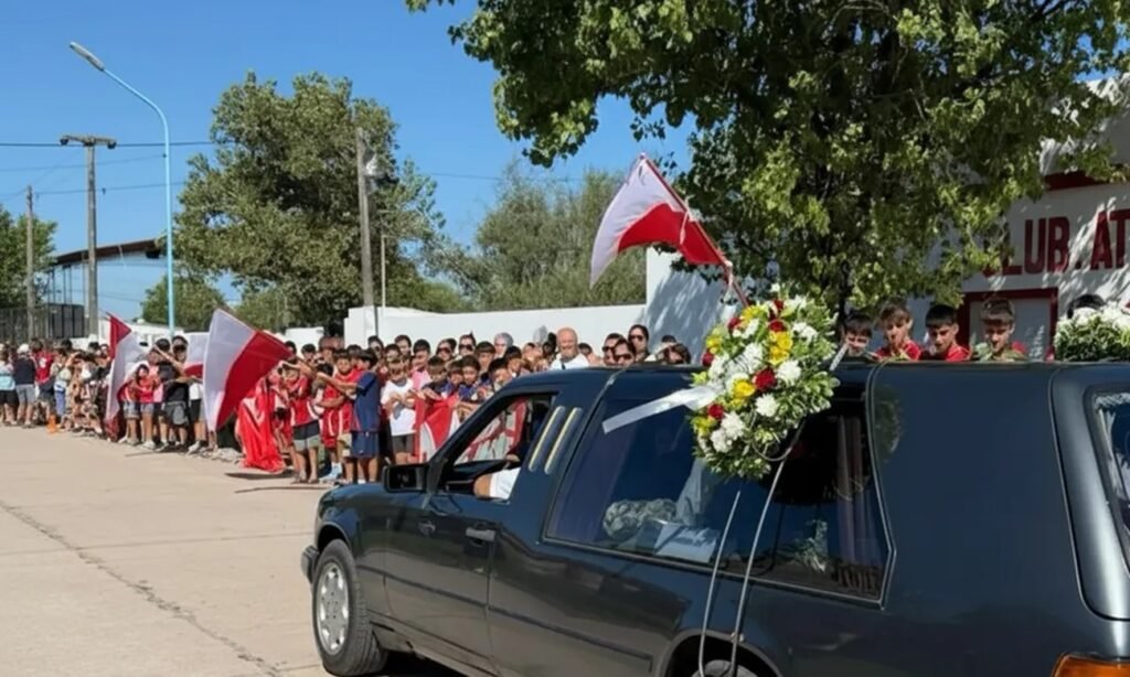 Familiares, amigos y allegados acompañan con profundo dolor la despedida de Ian Cabrera en San Cristóbal.