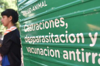 Vecinos concurren con sus mascotas a una jornada gratuita de castración organizada por el Imusa en un espacio comunitario.