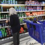 Clientes recorren las góndolas de un supermercado mientras realizan compras de productos de consumo masivo. Foto de archivo.