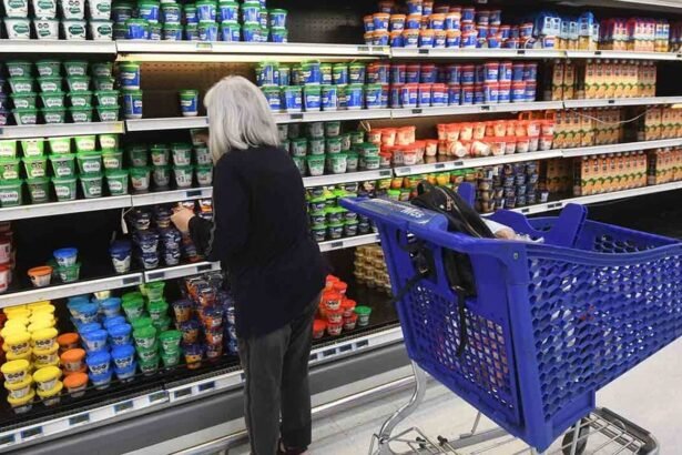 Clientes recorren las góndolas de un supermercado mientras realizan compras de productos de consumo masivo. Foto de archivo.