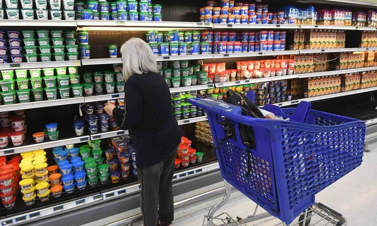 Clientes recorren las góndolas de un supermercado mientras realizan compras de productos de consumo masivo. Foto de archivo.