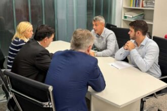 El intendente Daniel Escalante durante una reunión con autoridades del Ministerio Público de la Acusación en el marco de acciones de cooperación para investigar el narcomenudeo.