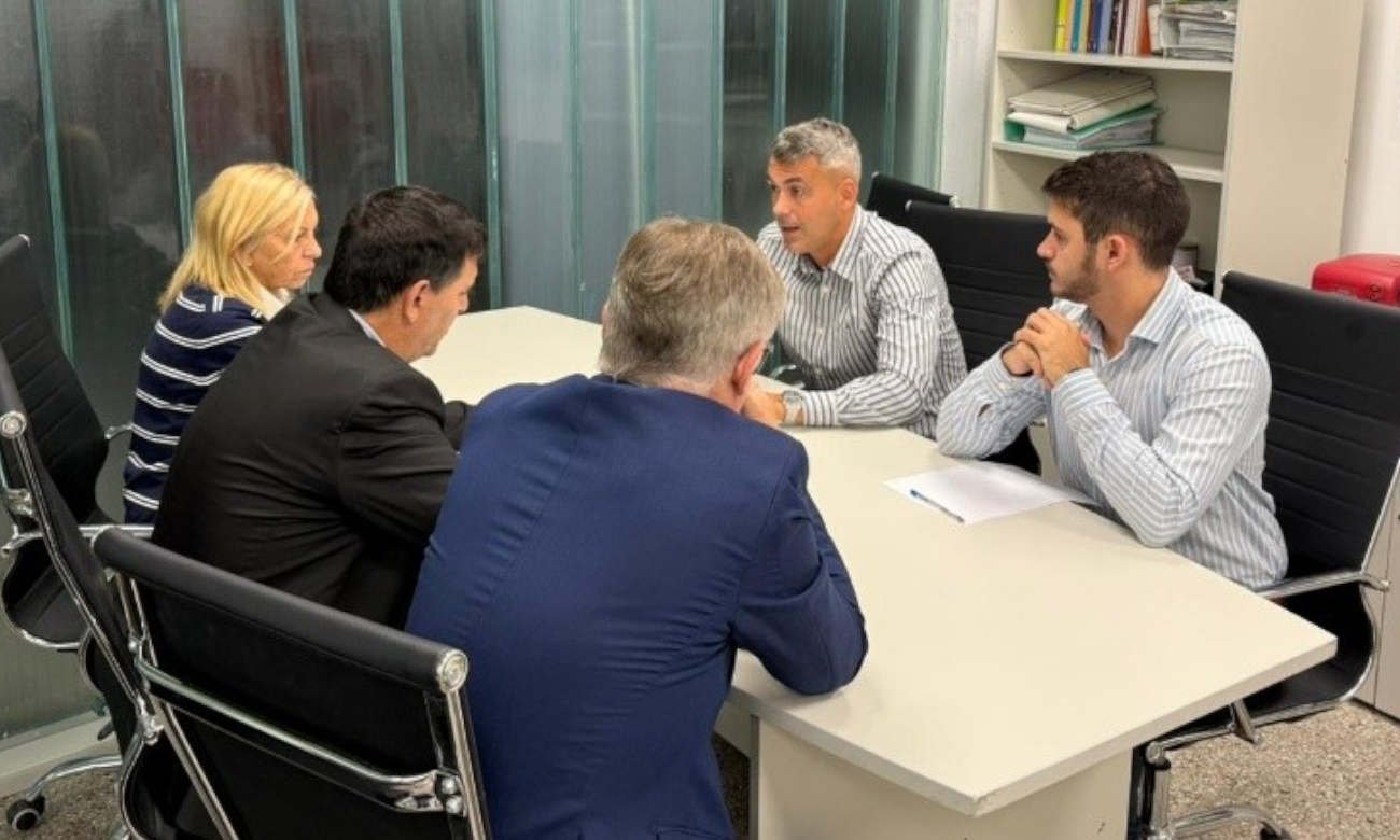 El intendente Daniel Escalante durante una reunión con autoridades del Ministerio Público de la Acusación en el marco de acciones de cooperación para investigar el narcomenudeo.