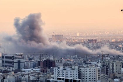 Vista general de Teherán durante un ataque aéreo, en medio de la escalada del conflicto regional en Medio Oriente.
