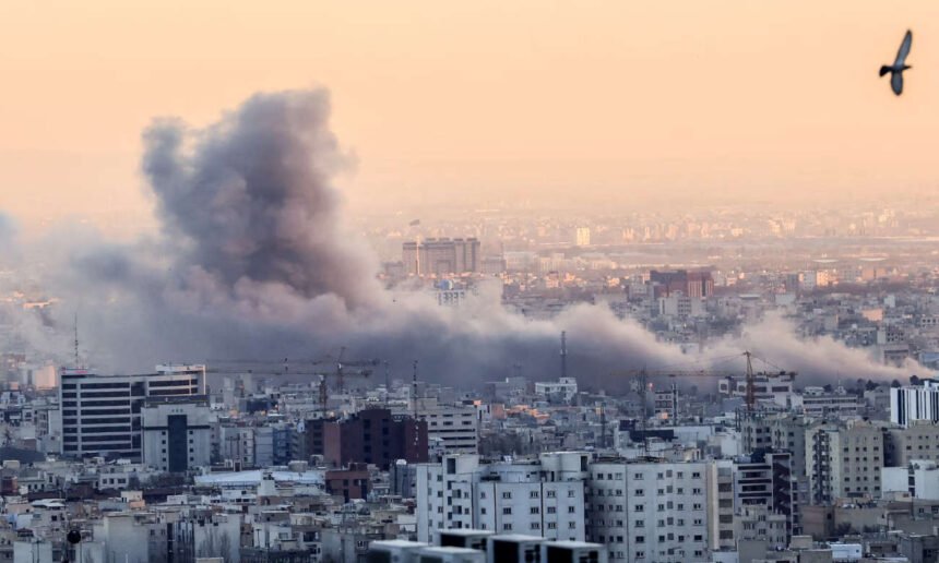 Vista general de Teherán durante un ataque aéreo, en medio de la escalada del conflicto regional en Medio Oriente.