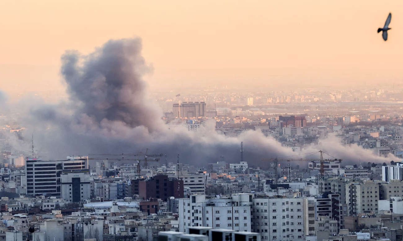 Vista general de Teherán durante un ataque aéreo, en medio de la escalada del conflicto regional en Medio Oriente.
