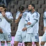 Futbolistas de la Italia se muestran abatidos en el campo de juego tras la eliminación por penales ante Bosnia y Herzegovina, en un nuevo golpe para la Azzurra.
