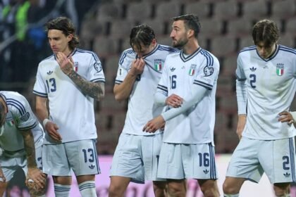 Futbolistas de la Italia se muestran abatidos en el campo de juego tras la eliminación por penales ante Bosnia y Herzegovina, en un nuevo golpe para la Azzurra.