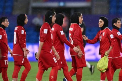 Jugadoras de la selección femenina de Irán durante un partido internacional, en medio de la controversia por su gesto de protesta previo al himno nacional.