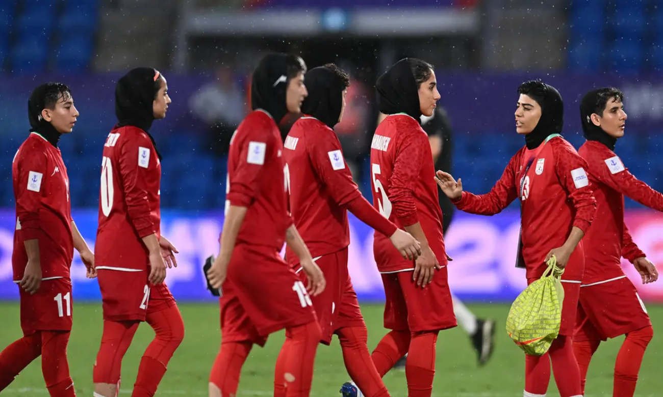 Jugadoras de la selección femenina de Irán durante un partido internacional, en medio de la controversia por su gesto de protesta previo al himno nacional.