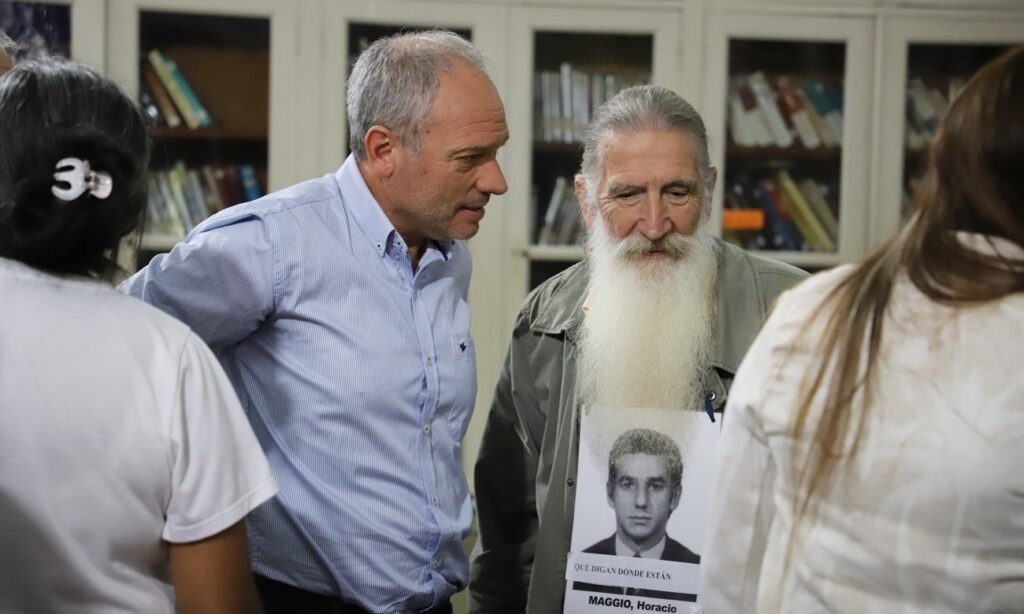 El intendente Elvio Omar Cotterli junto a vecinos durante la jornada de memoria realizada en Laguna Paiva.