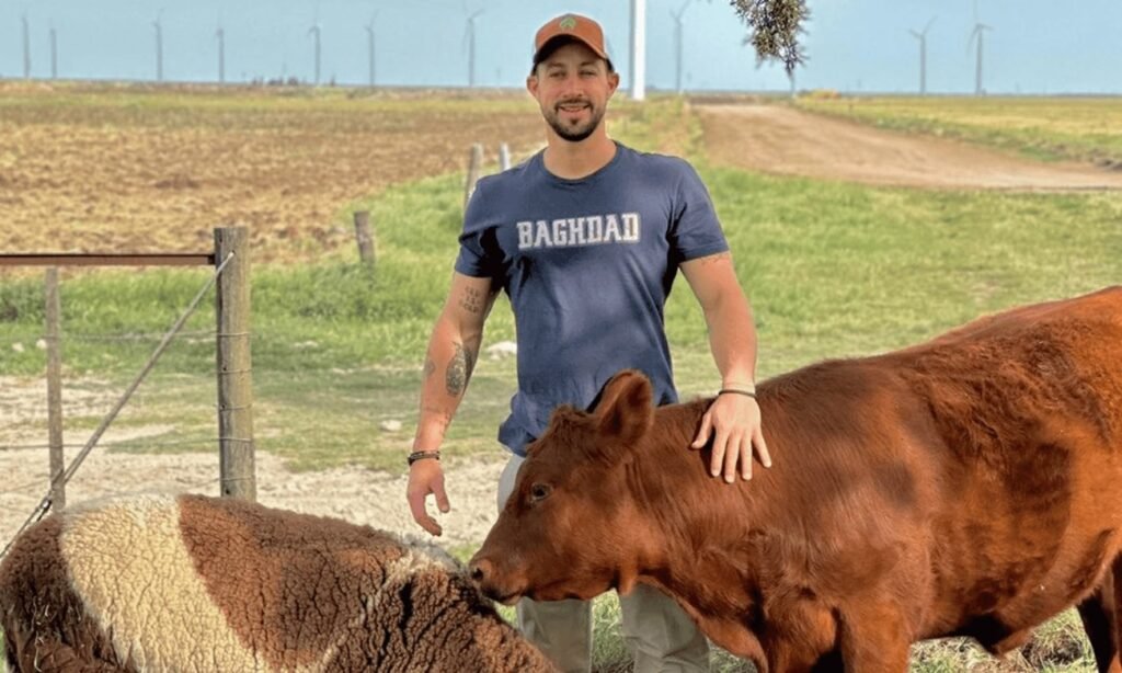 Bruno Riboldi, conocido en redes sociales como “La Joya Agro”, durante una jornada de trabajo rural y generación de contenido sobre la actividad agropecuaria.