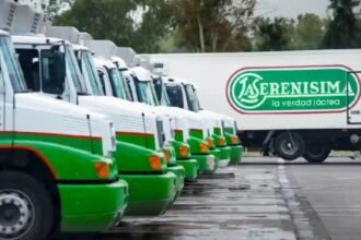 Camiones de distribución de La Serenísima durante tareas de logística y abastecimiento en Argentina.