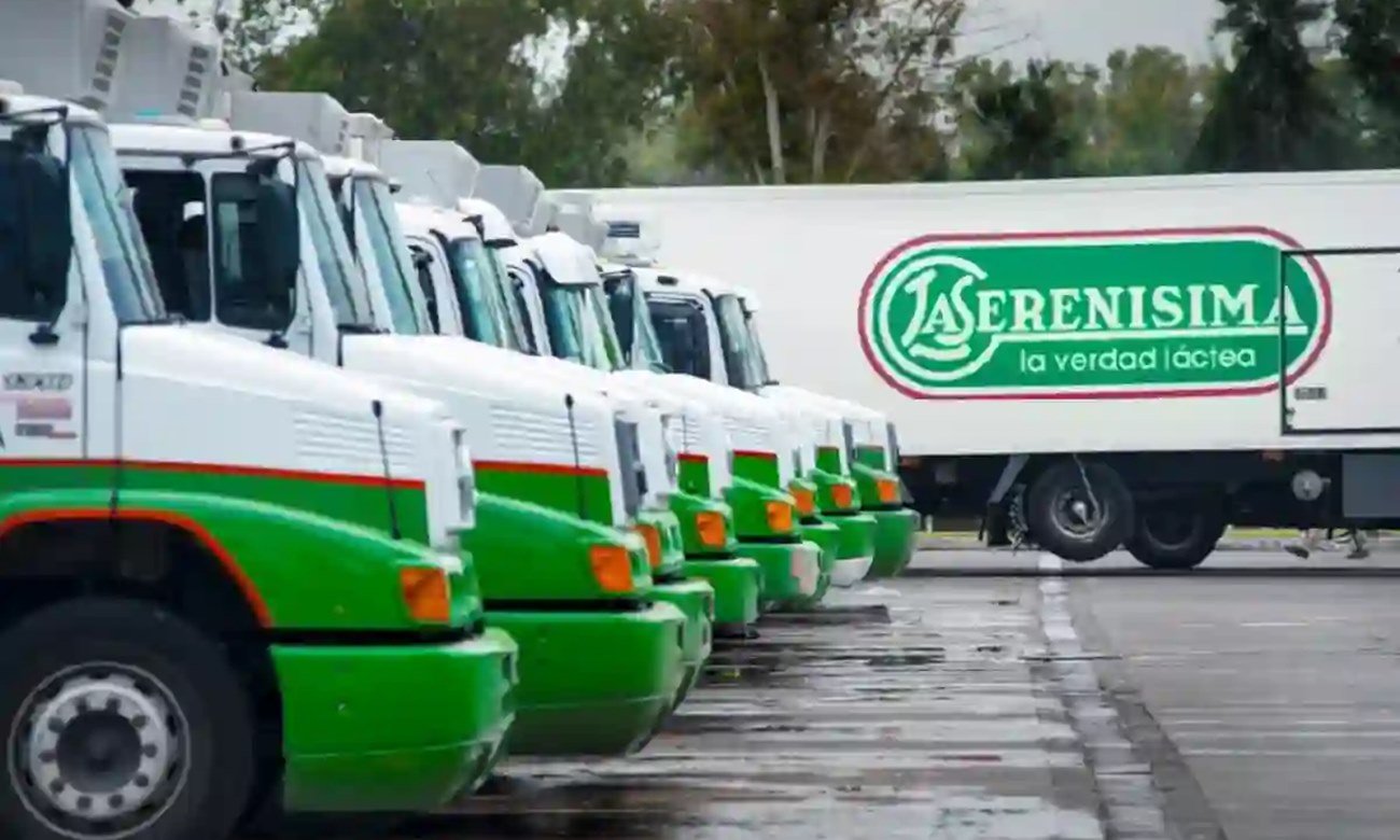 Camiones de distribución de La Serenísima durante tareas de logística y abastecimiento en Argentina.