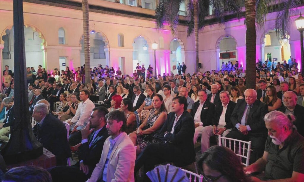 Autoridades, docentes, estudiantes y representantes de distintos ámbitos institucionales acompañaron el acto de asunción de las nuevas autoridades de la Facultad de Ciencias Jurídicas y Sociales de la UNL en el Patio de la Reforma.