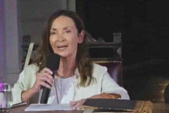 Claudia Levin durante el acto de asunción de su segundo mandato como decana de la Facultad de Ciencias Jurídicas y Sociales de la Universidad Nacional del Litoral.
