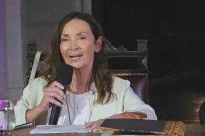 Claudia Levin durante el acto de asunción de su segundo mandato como decana de la Facultad de Ciencias Jurídicas y Sociales de la Universidad Nacional del Litoral.