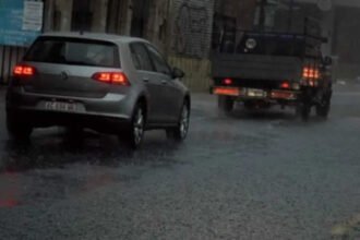 Tormenta sobre la ciudad de Santa Fe con lluvias intensas y calles anegadas en distintos barrios.