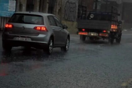 Tormenta sobre la ciudad de Santa Fe con lluvias intensas y calles anegadas en distintos barrios.