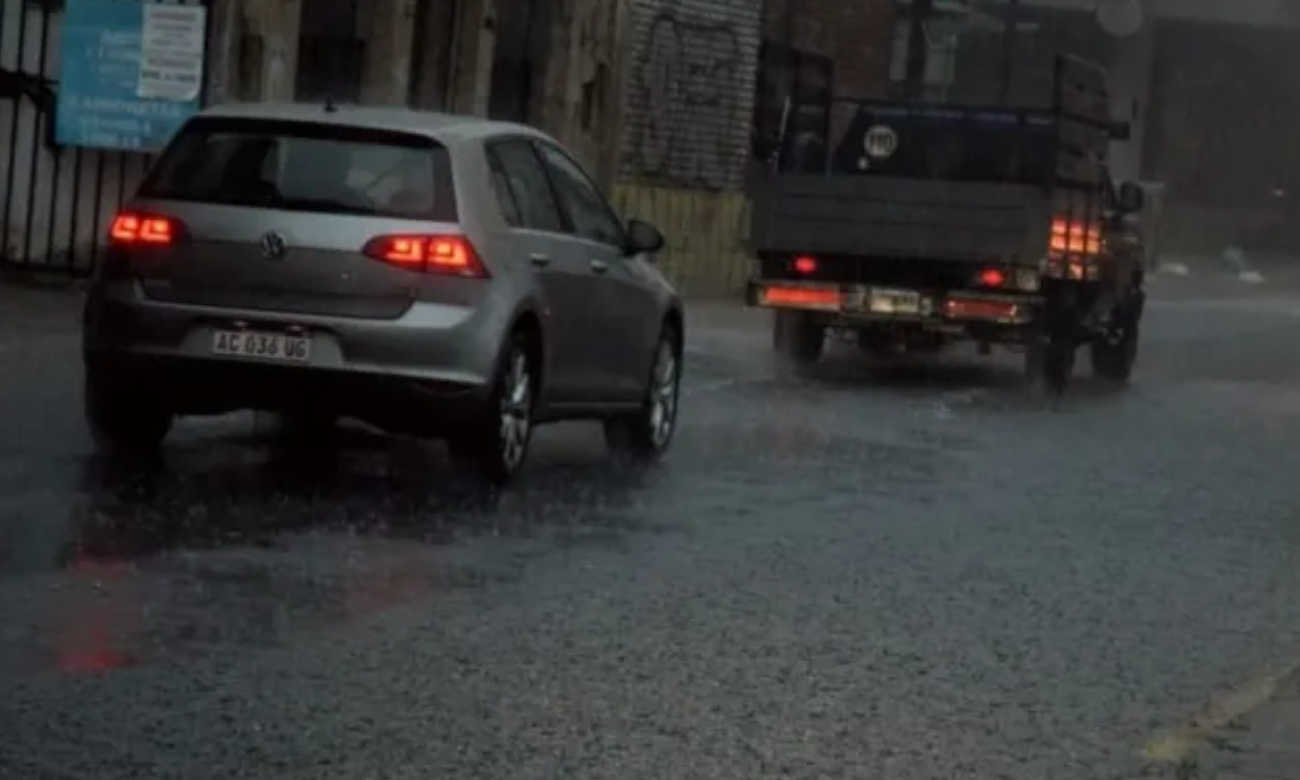 Tormenta sobre la ciudad de Santa Fe con lluvias intensas y calles anegadas en distintos barrios.