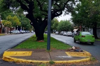 Avenida Aristóbulo del Valle con circulación reducida y sectores anegados tras las lluvias de la madrugada, en la ciudad de Santa Fe. Foto de la mañana.