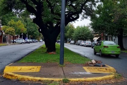 Avenida Aristóbulo del Valle con circulación reducida y sectores anegados tras las lluvias de la madrugada, en la ciudad de Santa Fe. Foto de la mañana.