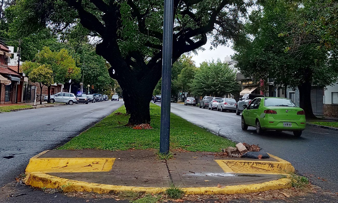 Avenida Aristóbulo del Valle con circulación reducida y sectores anegados tras las lluvias de la madrugada, en la ciudad de Santa Fe. Foto de la mañana.