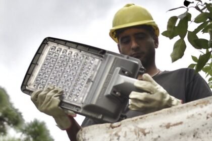 Trabajos de recambio de luminarias en la vía pública de la ciudad de Santa Fe, en el marco del plan de modernización del alumbrado.