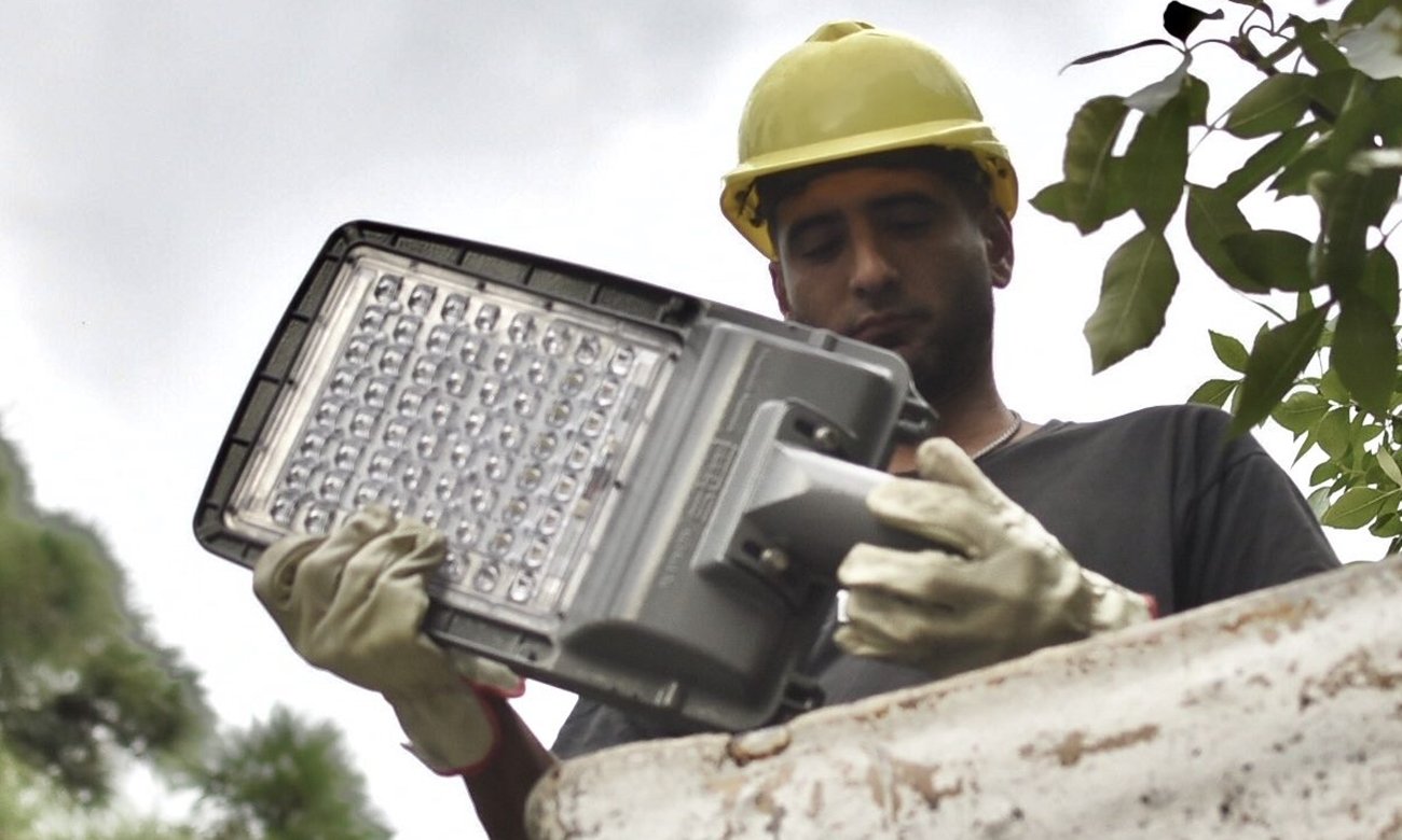 Trabajos de recambio de luminarias en la vía pública de la ciudad de Santa Fe, en el marco del plan de modernización del alumbrado.