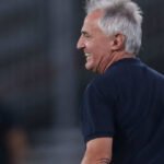 Leonardo Madelón da indicaciones desde el campo de juego como entrenador de Unión de Santa Fe. Foto de archivo.