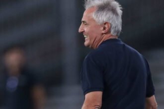 Leonardo Madelón da indicaciones desde el campo de juego como entrenador de Unión de Santa Fe. Foto de archivo.