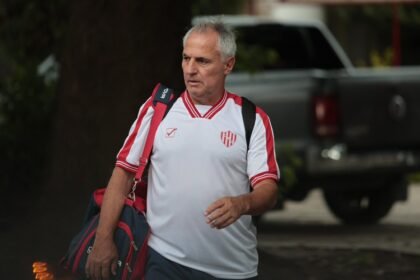 Leonardo Madelón en la previa de un partido de Unión, en una imagen de archivo que refleja la antesala del encuentro.