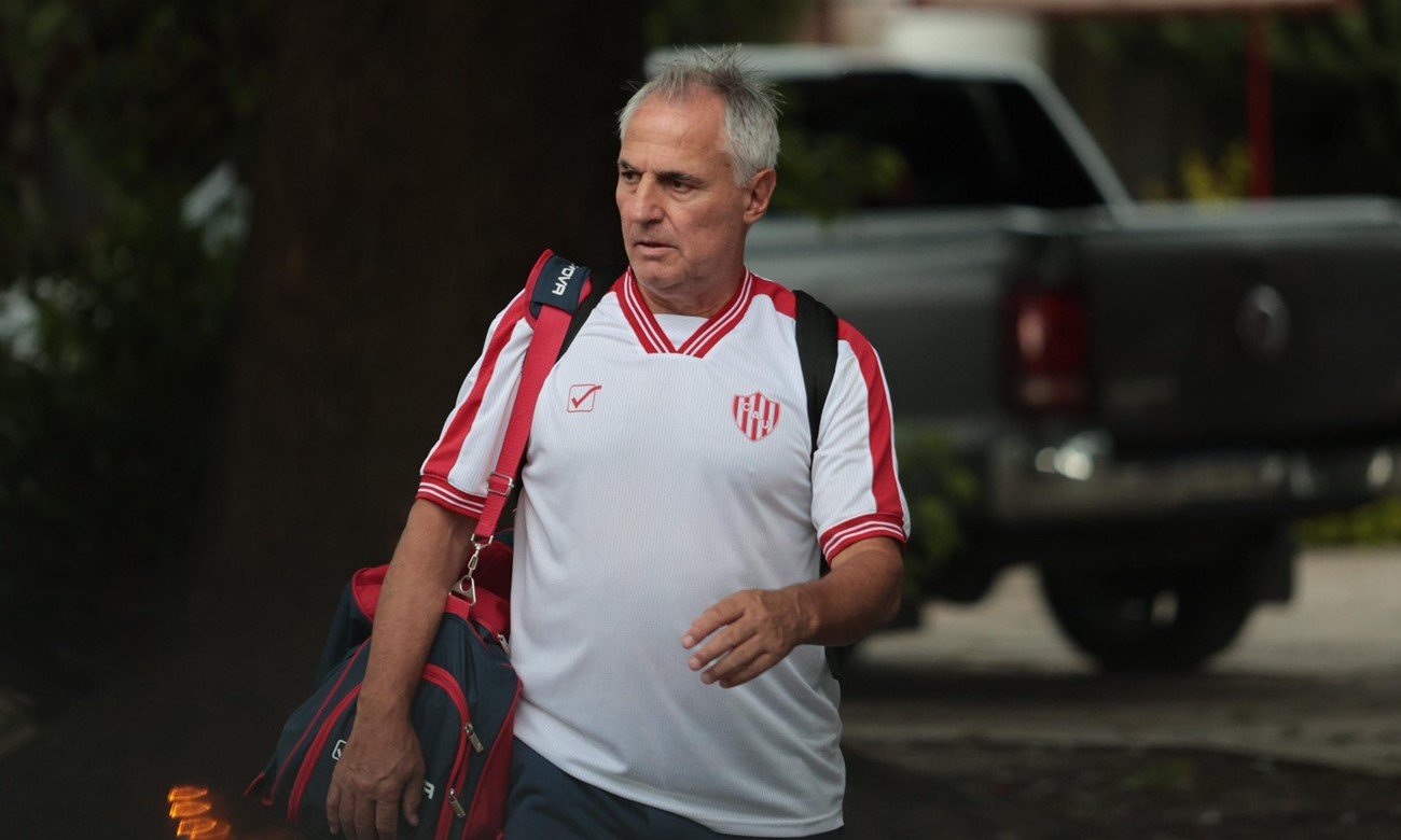 Leonardo Madelón en la previa de un partido de Unión, en una imagen de archivo que refleja la antesala del encuentro.