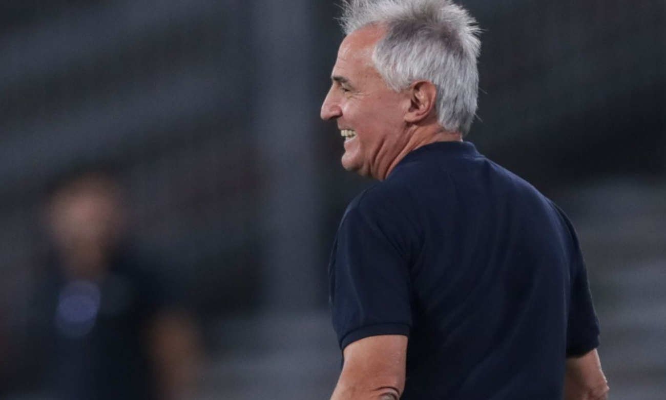 Leonardo Madelón da indicaciones desde el campo de juego como entrenador de Unión de Santa Fe. Foto de archivo.