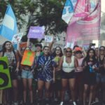 Mujeres y organizaciones sociales marchan por el centro de la ciudad de Santa Fe durante la movilización por el Día Internacional de la Mujer. Foto: Periódicas.